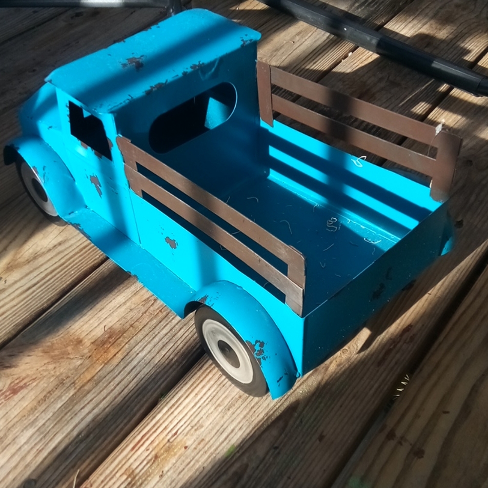 Blue Pick Up Truck decor 
🔵🔵🔵🔵🔵🔵🔵🔵🔵🔵🔵